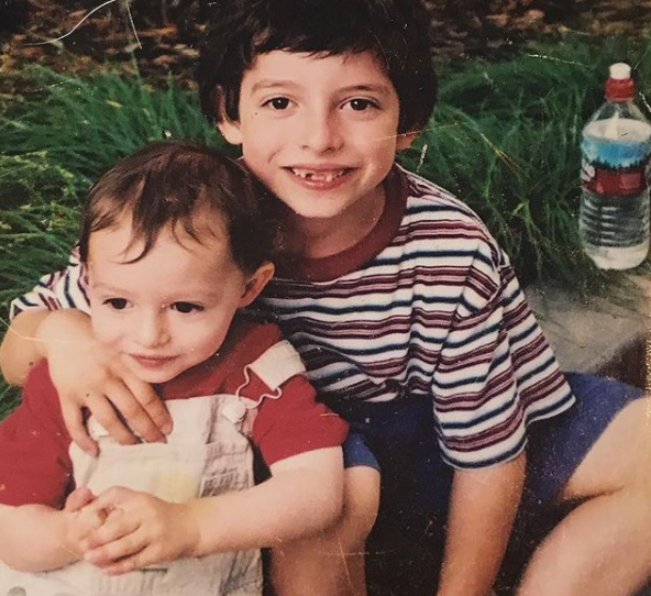 فين وولفارد مع شقيقه نيك خلال طفولتهما