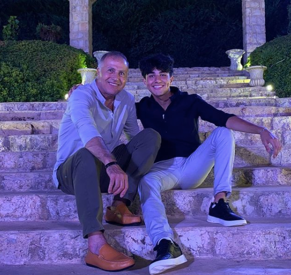 Khalil Yatim posiert mit seinem Vater