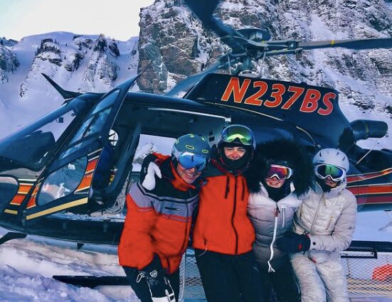 诺亚施纳普和家人在科罗拉多州直升机滑雪