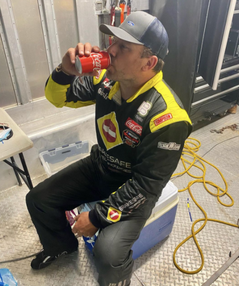 Ryan Newman drinkt coco cola