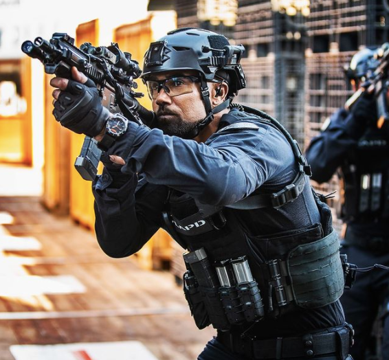 Shemar Moore durante as filmagens da SWAT